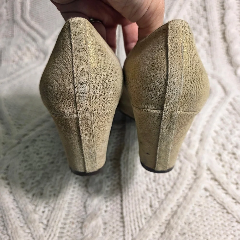 Donald‎ J Pliner Wedge Pumps Gold Metallic 3D Flower Floral Accent Womens 10M